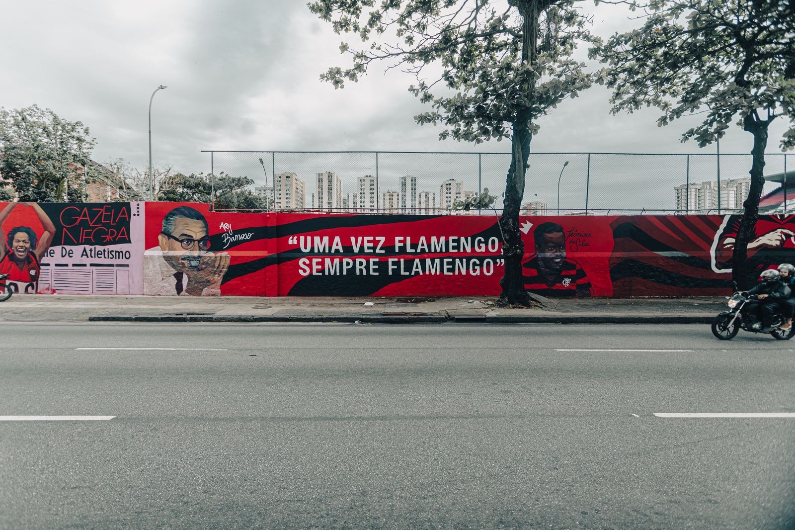 Gávea se transforma em mural vibrante, Flamengo celebra 130 anos com pintura impactante nos muros