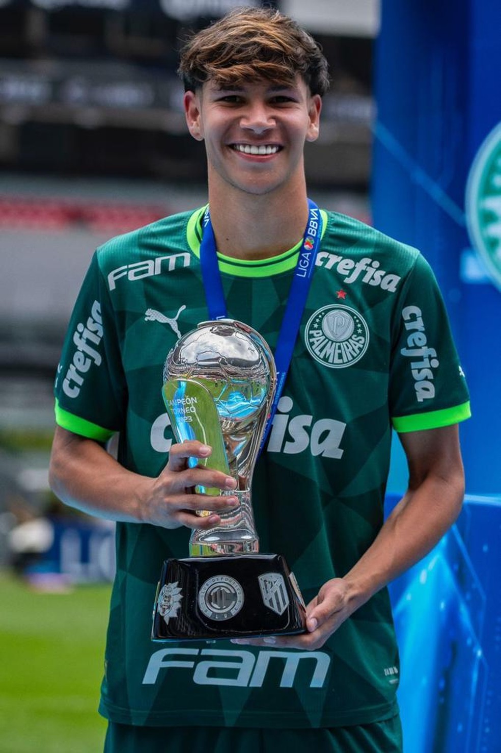 Erick Belé com a taça de campeão da BBVA Cup 2023 pelo Palmeiras — Foto: Divulgação