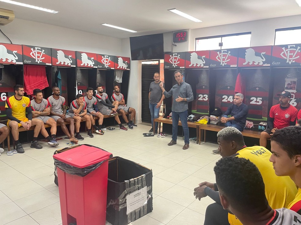 Léo Condé é apresentado aos jogadores do Vitória — Foto: Divulgação / EC Vitória