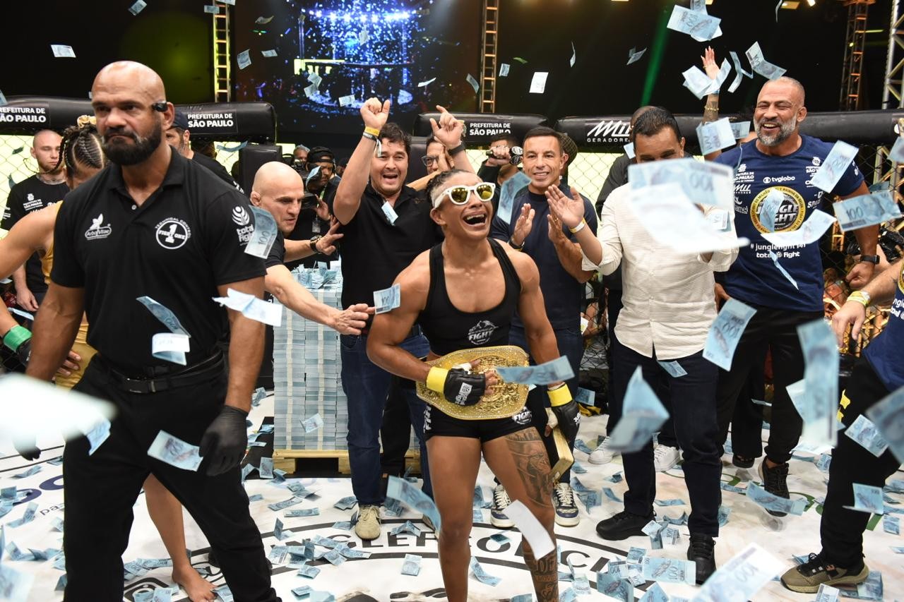 Leidiane Fernandes celebra primeira disputa de título fora do Brasil: "Algo que sempre quis"