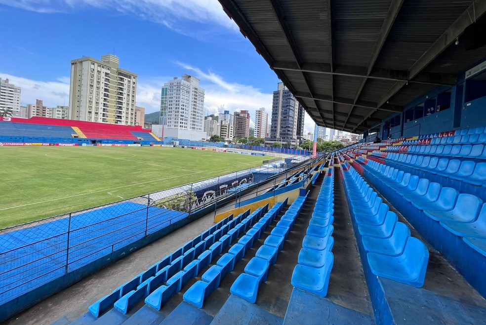 Est&aacute;dio Dr. Herc&iacute;lio Luz, em Itaja&iacute;, palco de Marc&iacute;lio Dias x Vasco &mdash; Foto: Cristian Delosantos/NSC