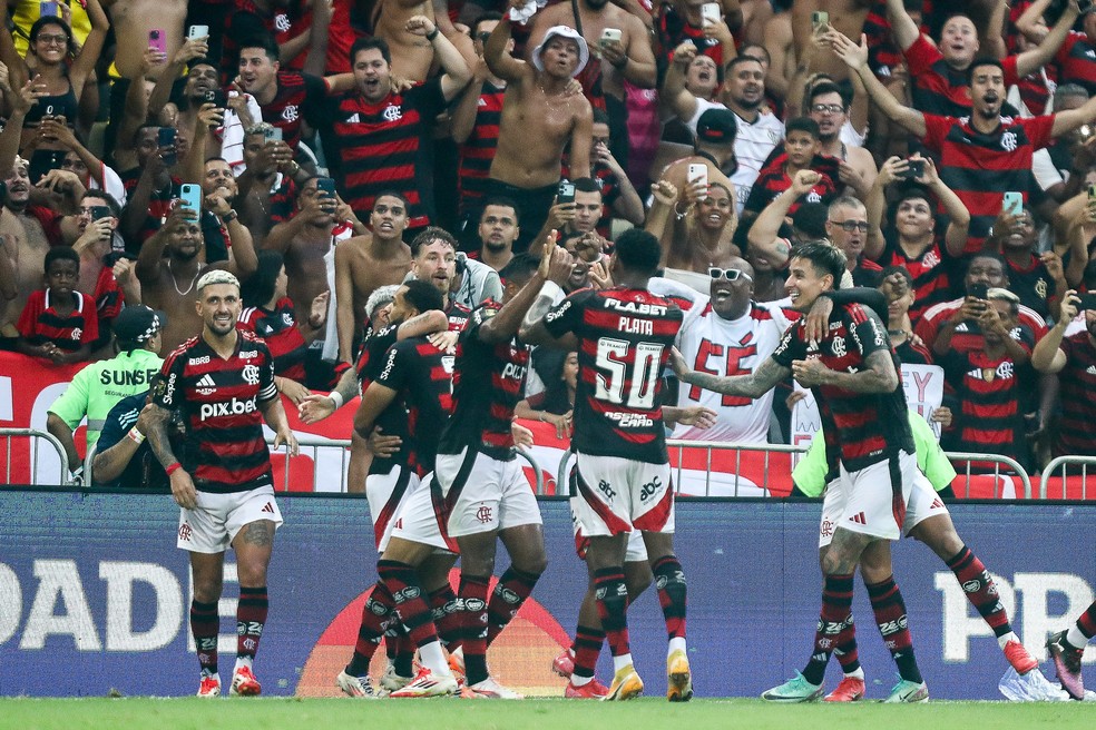 Jogadores do Flamengo comemoram no Maracanã — Foto: Gilvan de Souza / CRF