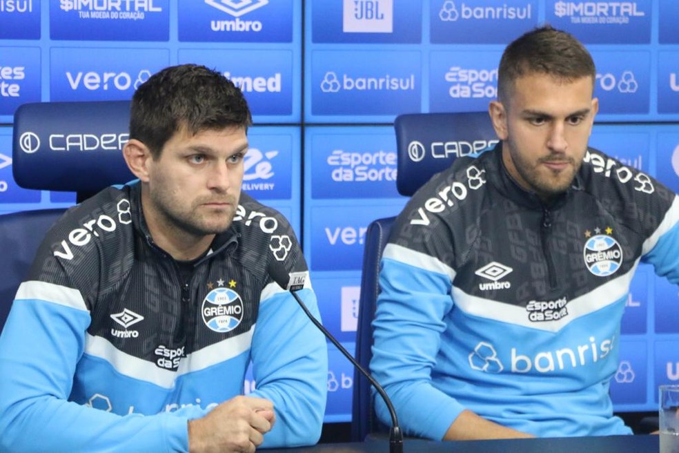 Kannemann e Bruno Uvini em entrevista no Grêmio — Foto: Gabriel Girardon