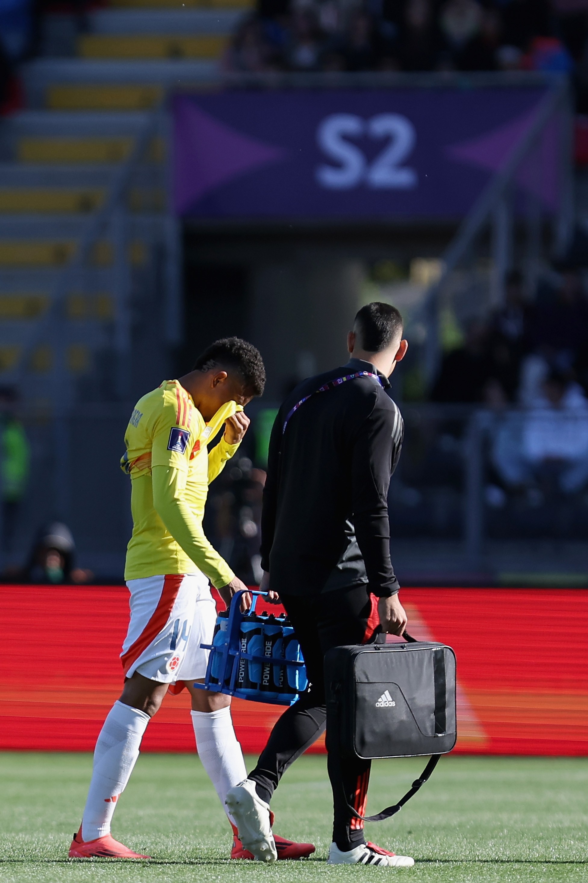 Jordan Barrera, do Botafogo, deixa Espanha x Colômbia chorando com dores na coxa