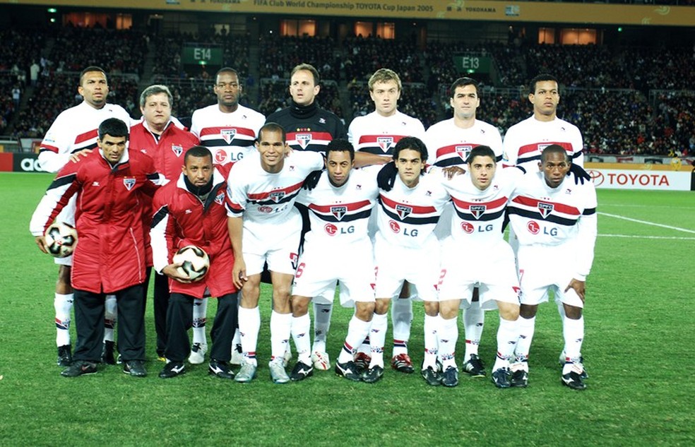 Aloísio Chulapa (terceiro agachado, da esquerda para direita) deu passe pro gol de Mineiro na final — Foto: Arquivo Histórico do São Paulo FC