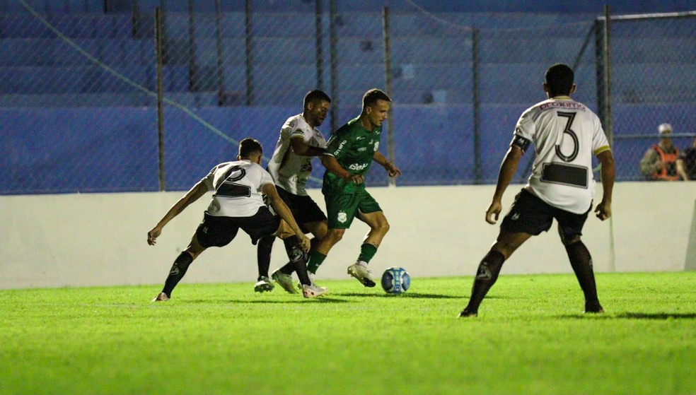 Nacional de Patos e Globo FC se enfrentando pela 6� rodada: vit�ria paraibana por 2 a 1 � Foto: �der Souza / Nacional de Patos