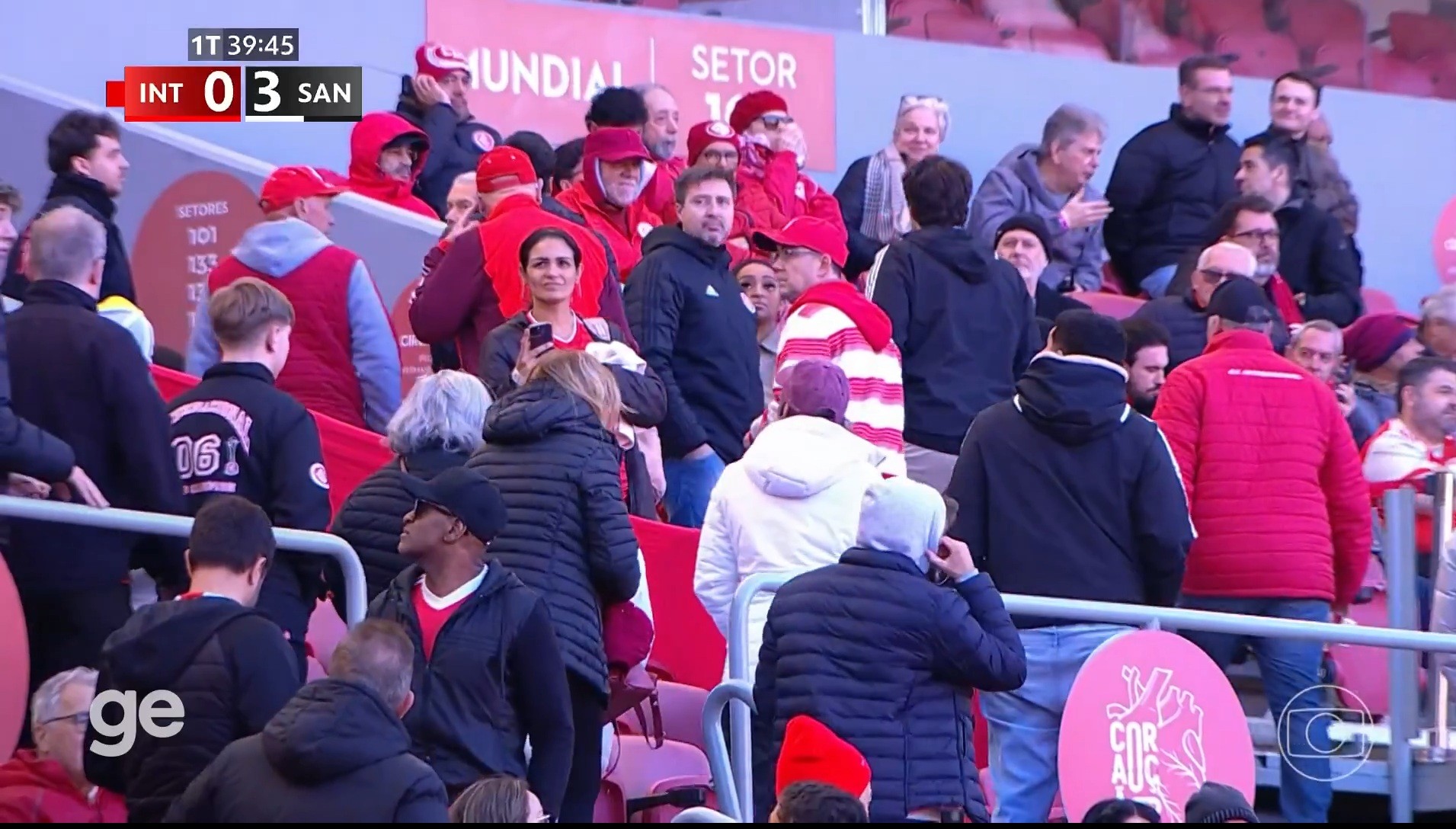 Torcedores do Inter deixam Beira-Rio antes do fim do primeiro tempo contra o Santos; veja