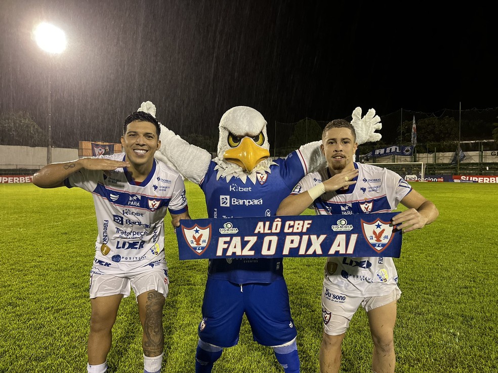 Jogadores e mascote do Águia celebram classificação para 3ª fase da Copa do Brasil — Foto: ASCOM / Águia de Marabá