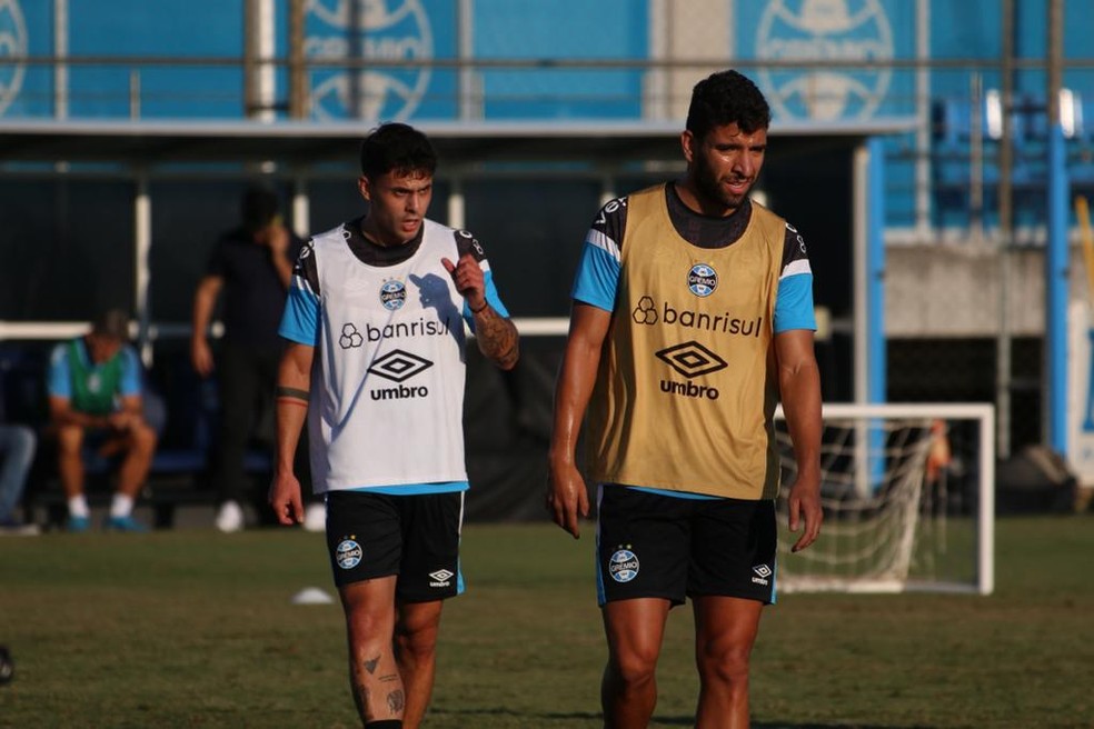 Pepê e Carballo em treino do Grêmio — Foto: Gabriel Girardon