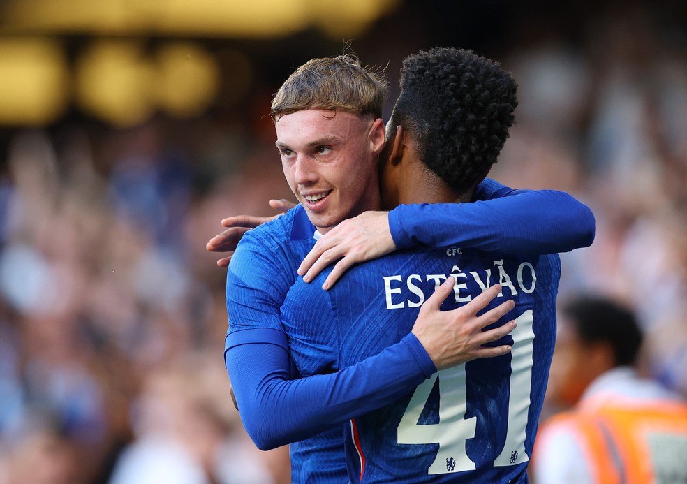 Cole Palmer abraça companheiro no Chelsea