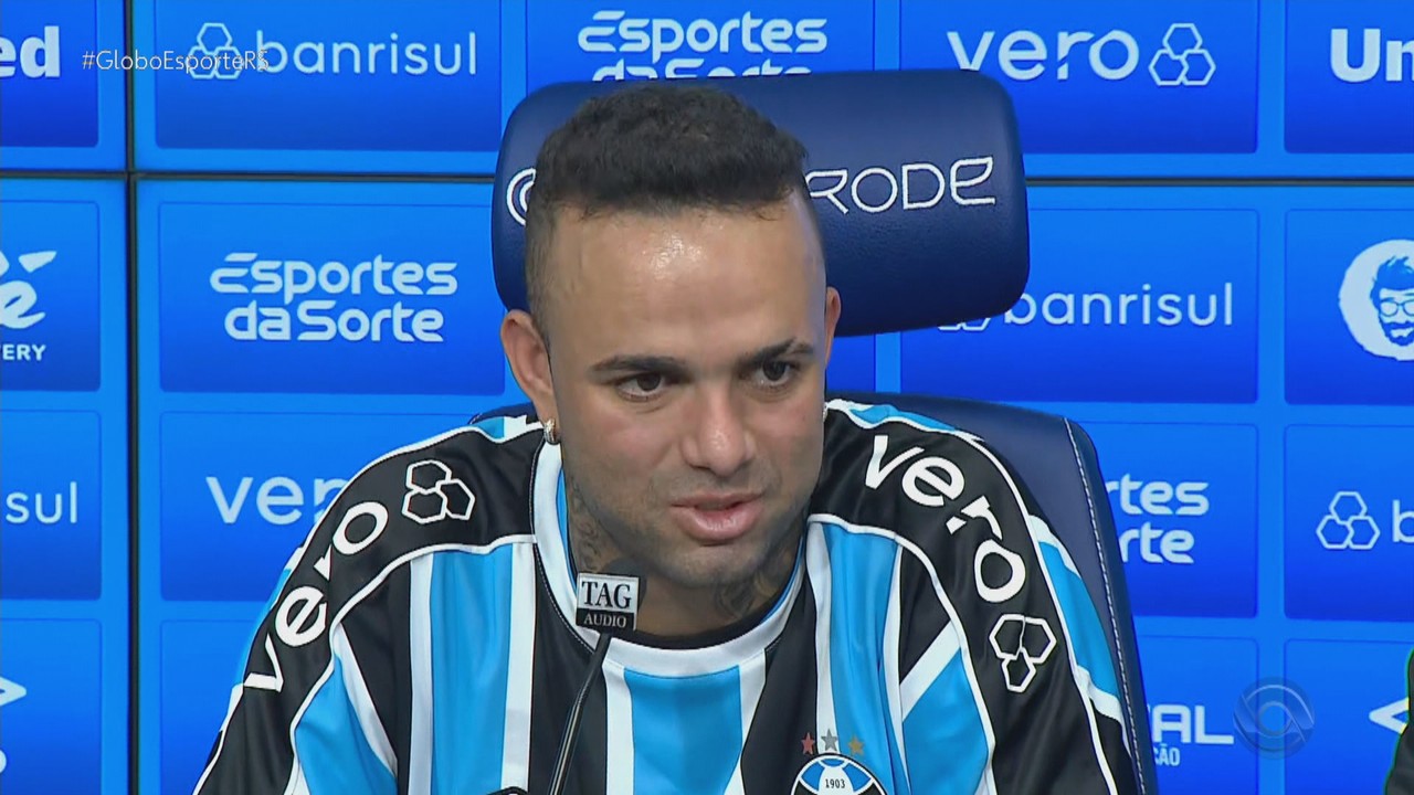 Luan recebe a camisa de número 7 do Grêmio e é apresentado oficialmente