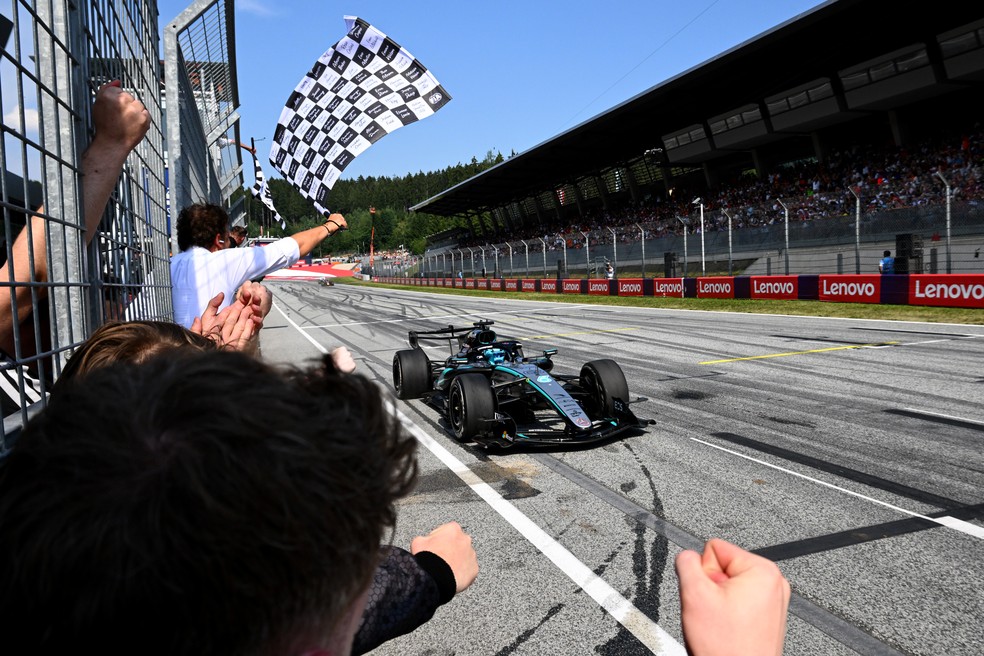 George Russell recebe a bandeirada e vence o GP da Áustria — Foto: Mark Sutton - Formula 1/Formula 1 via Getty Images