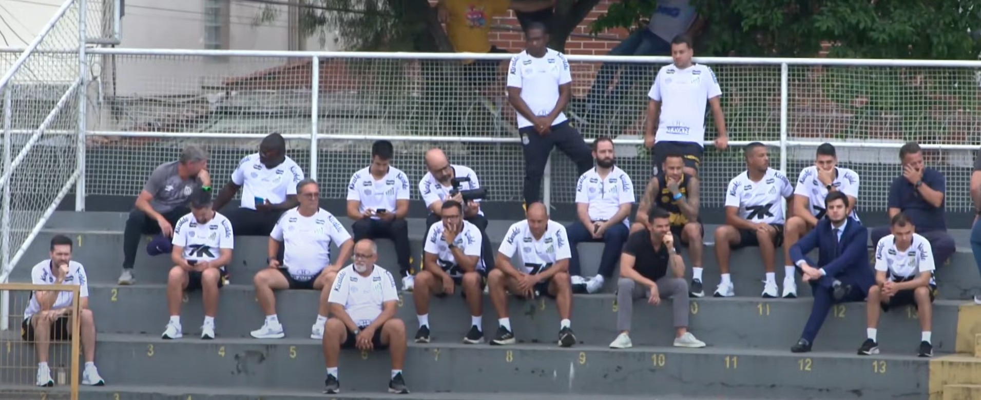 Em recuperação de lesão, Neymar acompanha jogo do Santos no Campeonato Brasileiro Sub-20