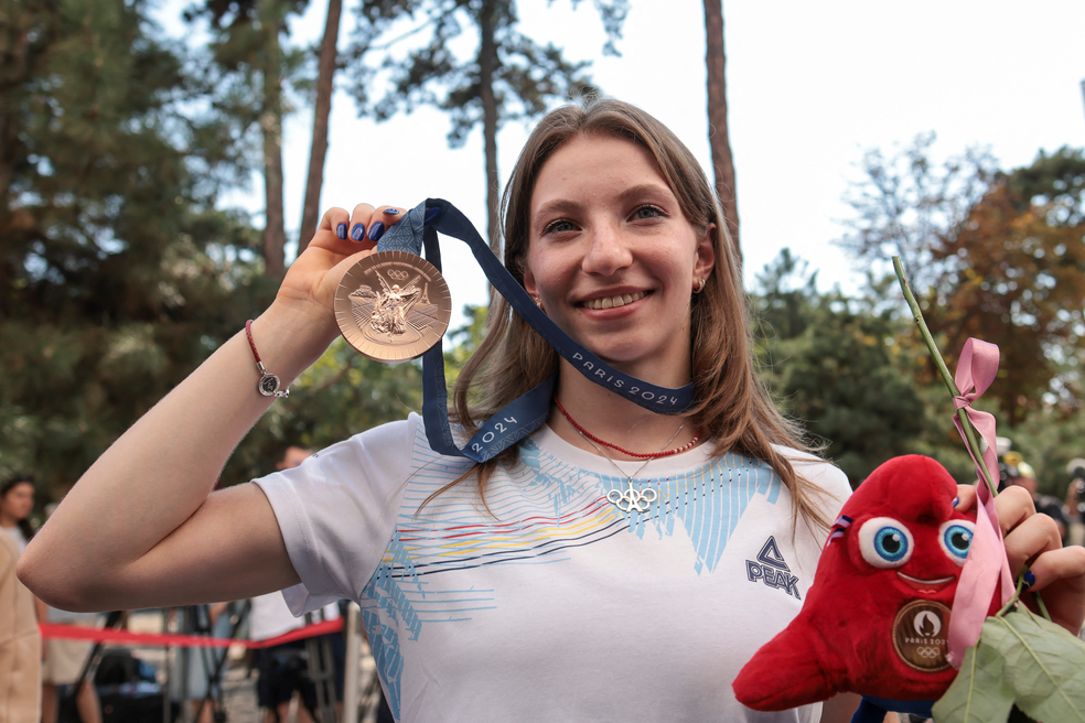 Ginasta romena Ana Barbosu recebe medalha de bronze após decisão do CAS — Foto: Reuters
