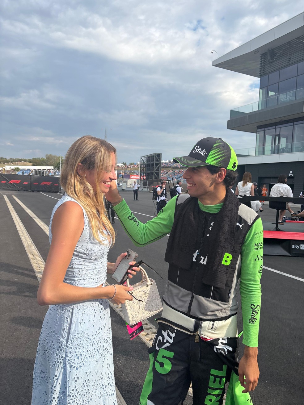 Bortoleto &eacute; recepcionado pela namorada, Isabella Bernardini, ap&oacute;s ficar em 7&ordm; no grid &mdash; Foto: Rodrigo Fran&ccedil;a