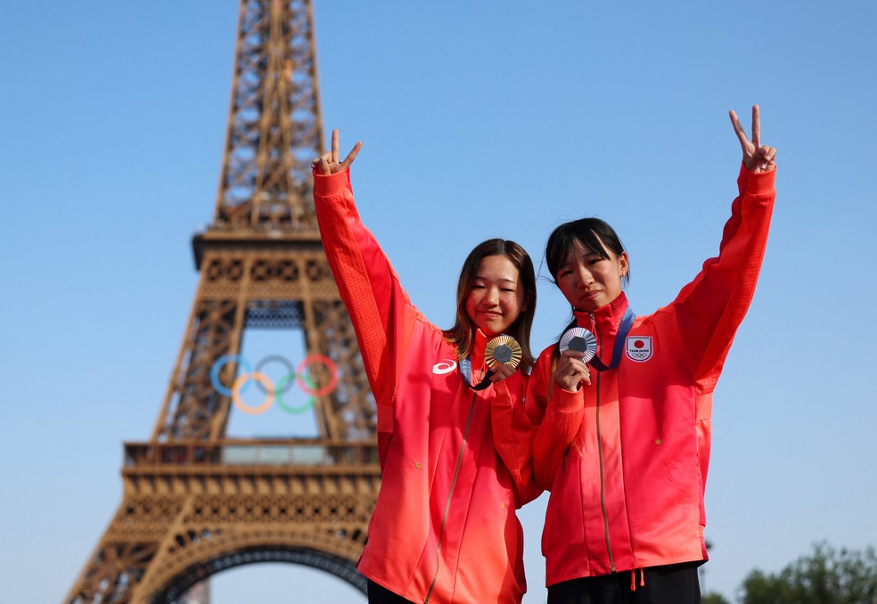 As japonesas Coco Yoshizawa e Liz Akama fizeram dobradinha no skate street em Paris 2024 — Foto: REUTERS/Eloisa Lopez