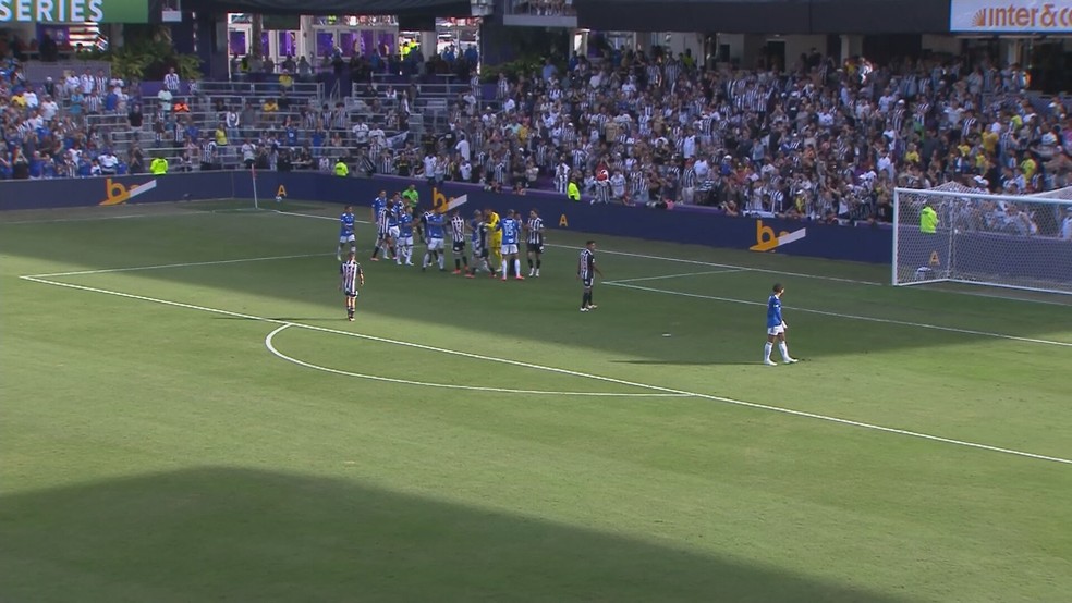 Gabigol fica longe de confusão entre jogadores no clássico — Foto: Globo