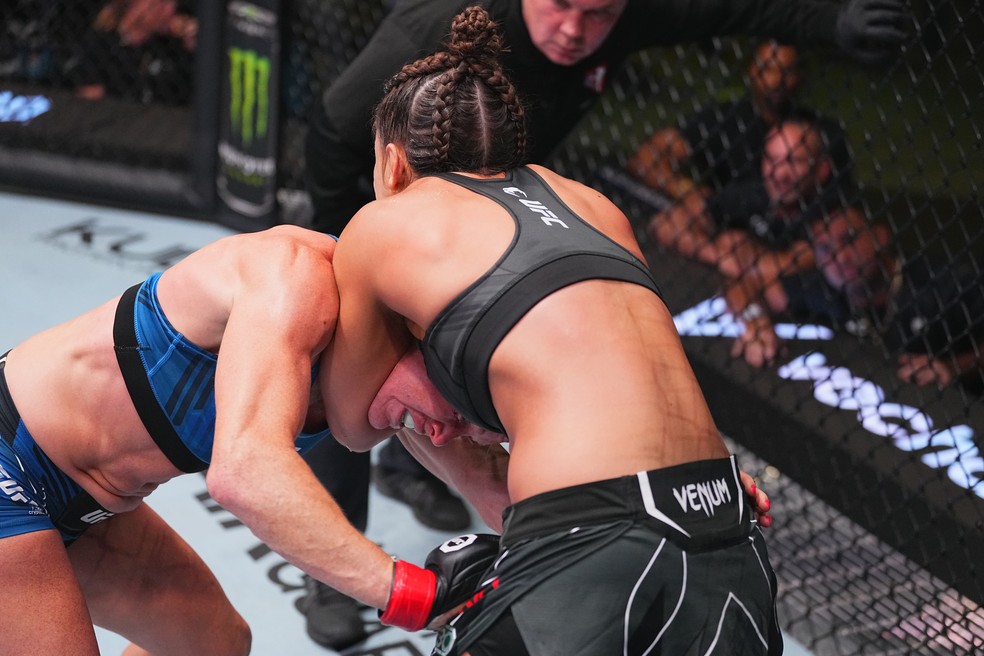 Mayra Sheetara finalizou Holly Holm no UFC em Las Vegas &mdash; Foto: Getty Images