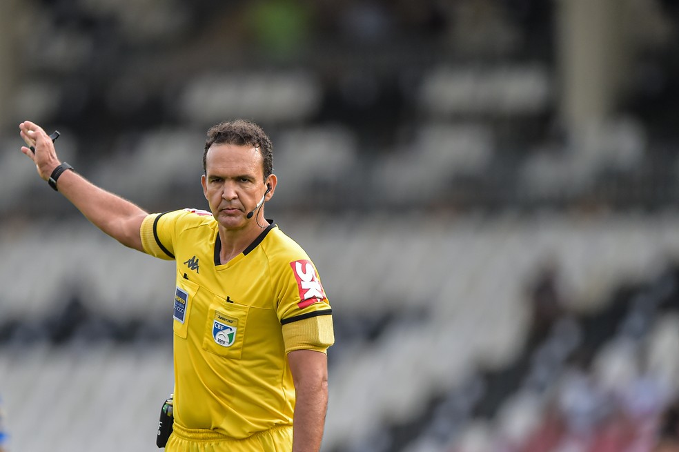 Vasco vai até a CBF para cobrar explicações sobre a arbitragem do jogo  contra o Santos - Lance!