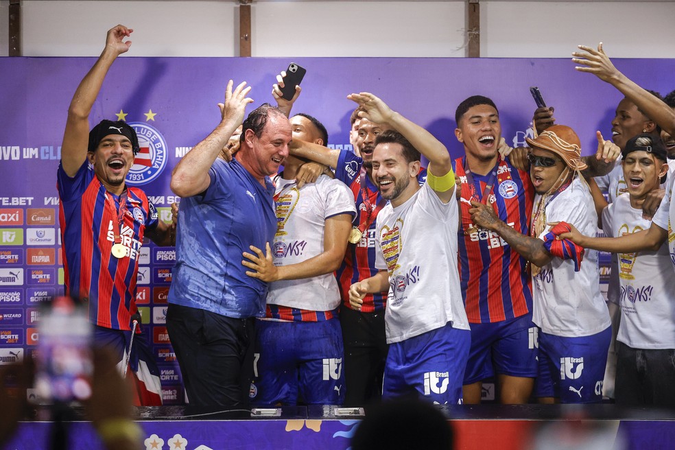 Campeão, Ceni ganha banho de gelo, exalta Evaristo de Macedo e mira título nacional pelo Bahia