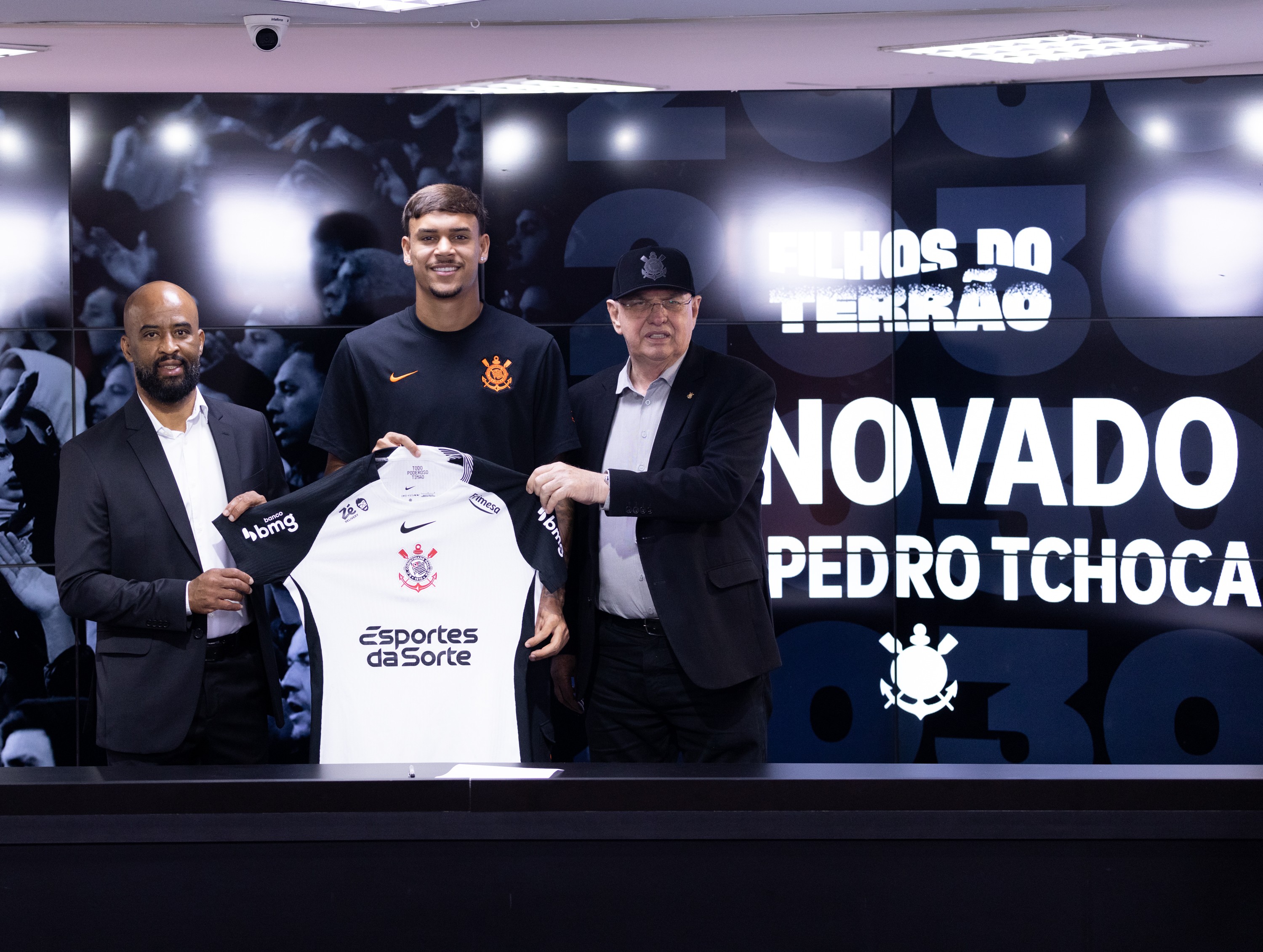 Corinthians renova contrato de João Pedro Tchoca até novembro de 2030, blindando sua defesa