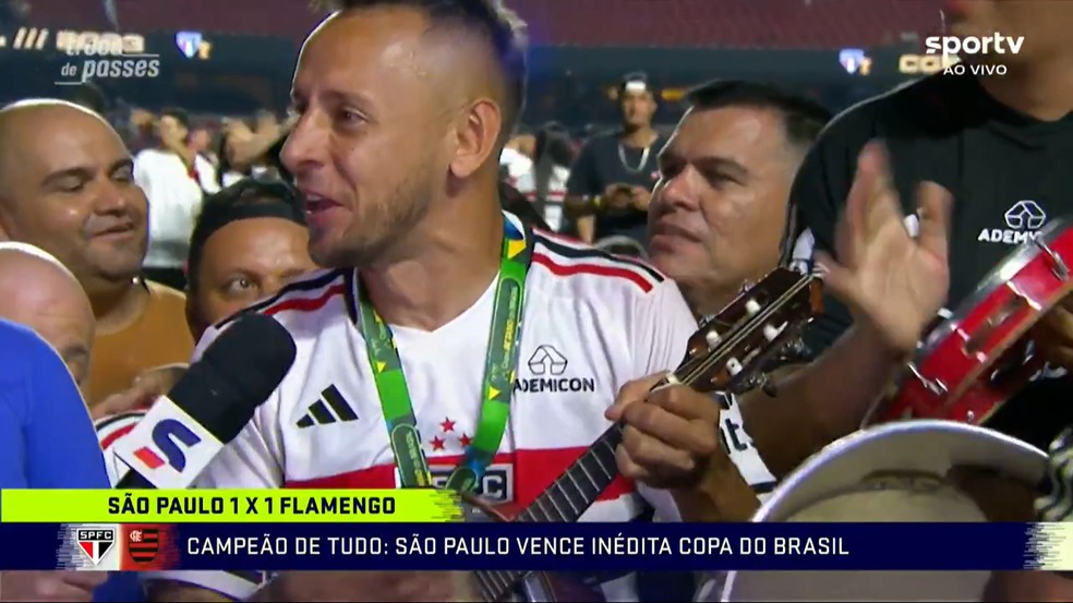 Rafinha comanda samba após título do São Paulo — Foto: Reprodução