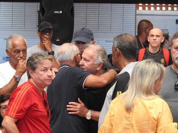 Homenagem a Adílio: ídolo do Flamengo é velado na Gávea com muita emoção