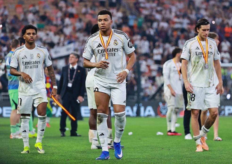 Mbappé gera polêmica em título do Barcelona — Foto: REUTERS/Stringer