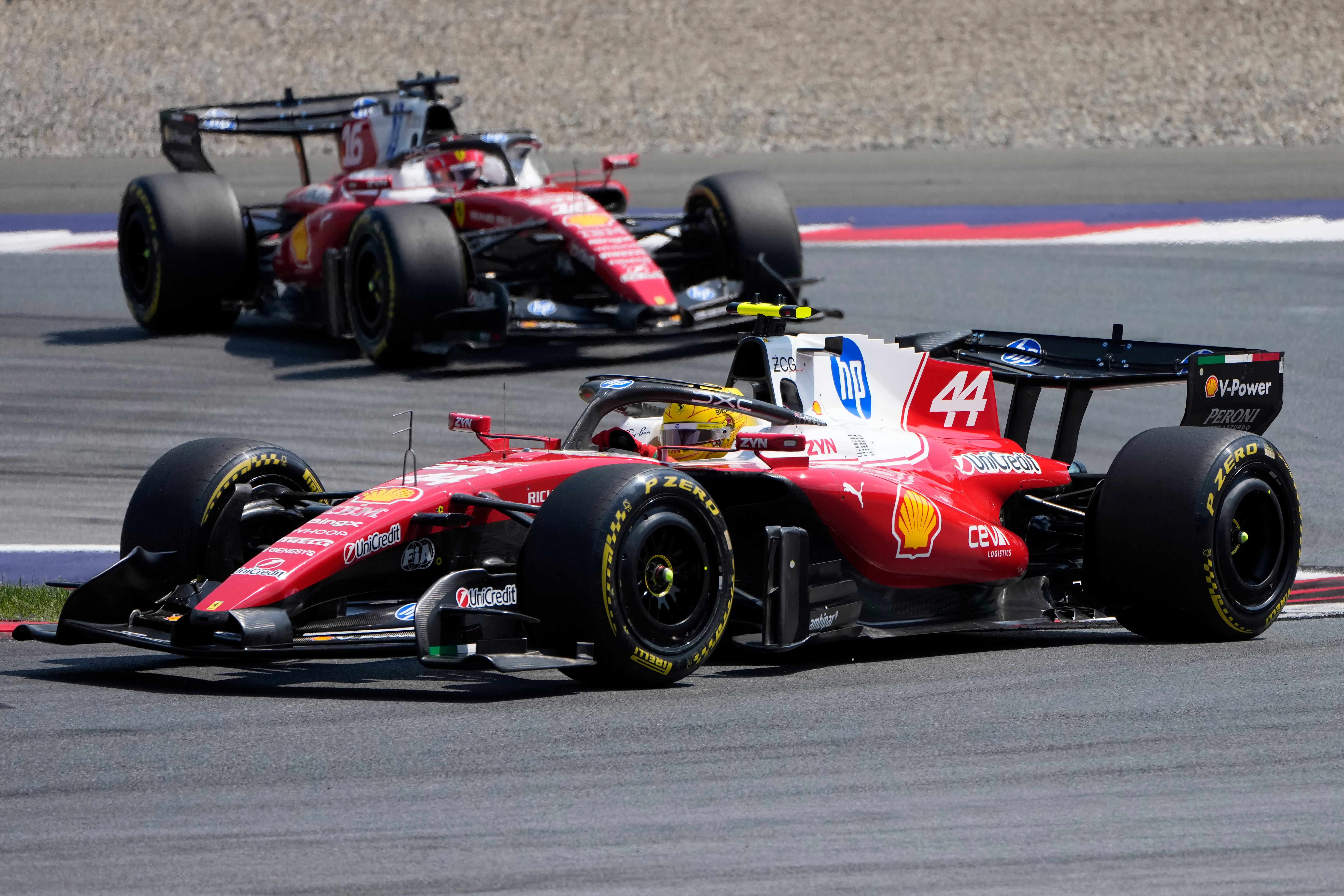 Mercedes ironiza volume de melhorias da Ferrari: "Devem ficar sem dinheiro logo"