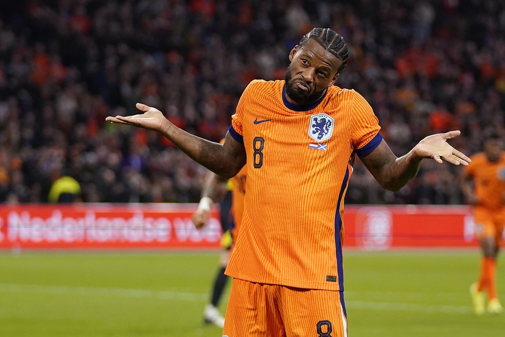 Wijnaldum comemora o gol marcado pela Holanda contra a Escócia — Foto: Getty Images