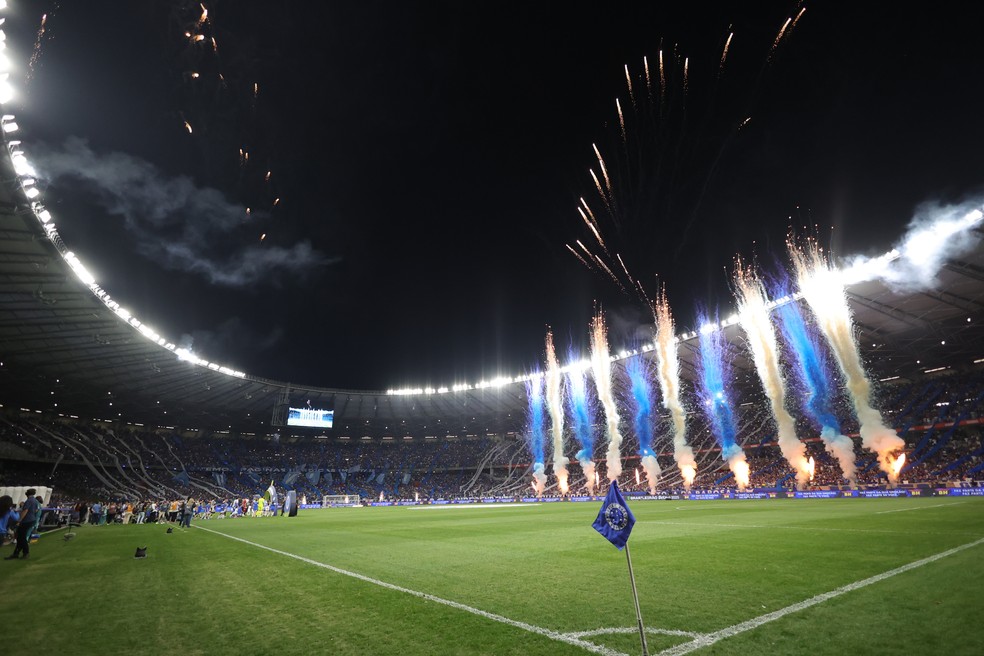 Torcida do Cruzeiro durante jogo contra o Santos no Mineirão