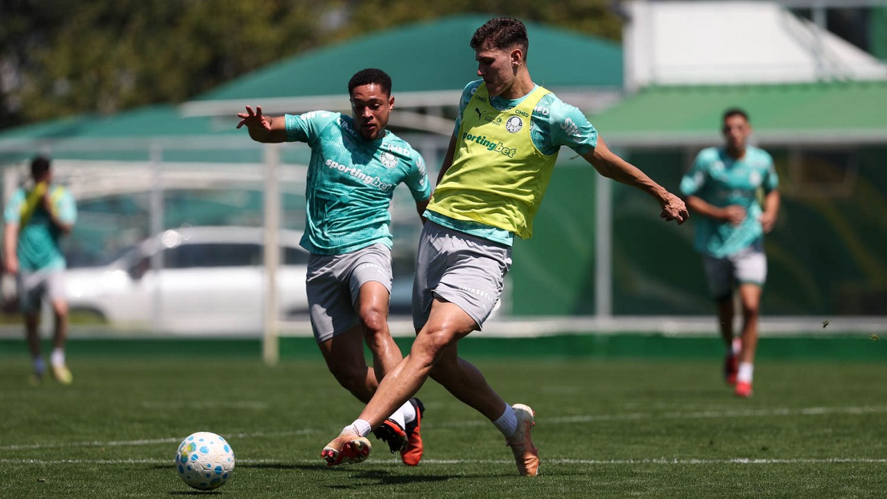 Palmeiras faz treino em espaço reduzido com 11 desfalques; Paulinho vai a campo
