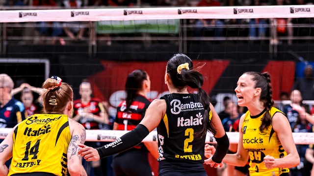 Macris (à direita) festeja com a equipe