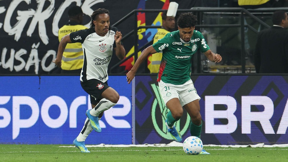 Carrillo e Luighi durante a partida entre Corinthians x Palmeiras — Foto: Cesar Greco