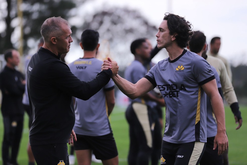 Nicolas em ação pelo Criciúma em partida da Série B
