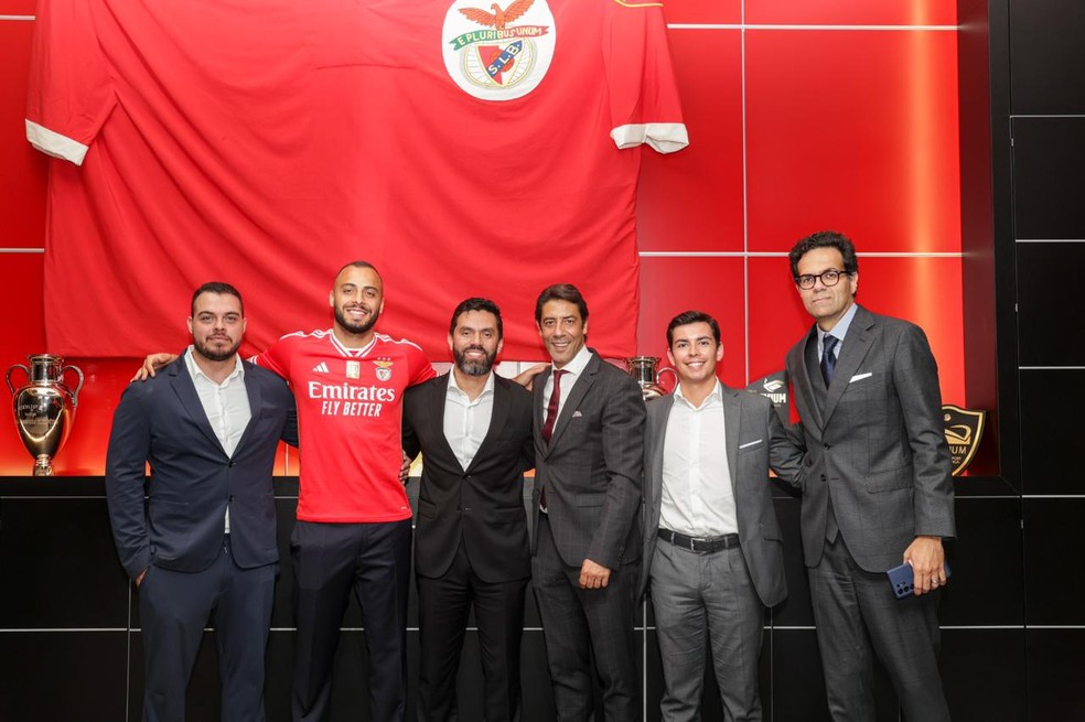 Arthur Cabral, ao lado do empresário Paulo Pitombeira (à esquerda dele) e do presidente do Benfica, Rui Costa (centro) — Foto: Divulgação/Benfica