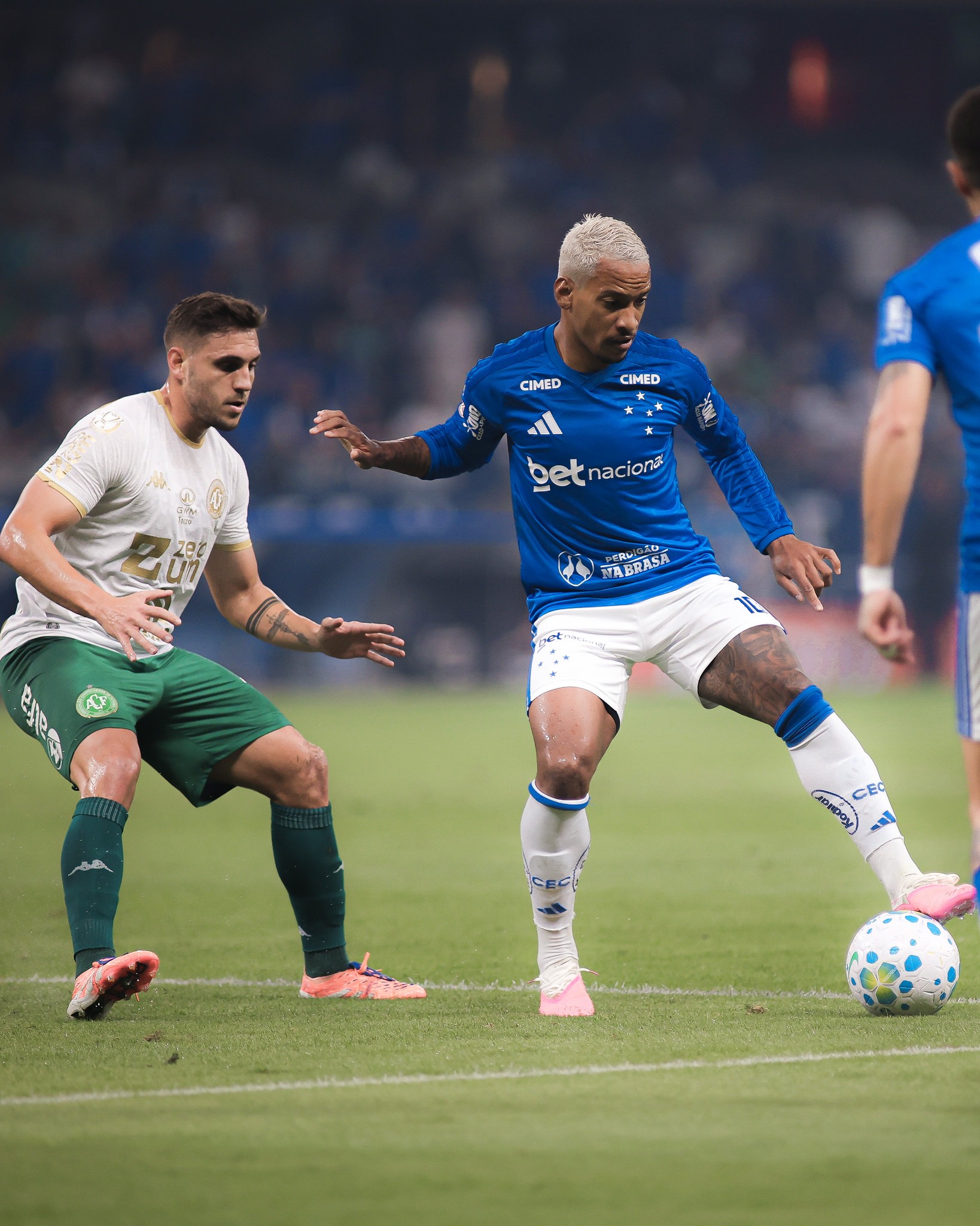 Matheus Pereira brilha, e Cruzeiro avança às quartas com domínio sobre a Chapecoense