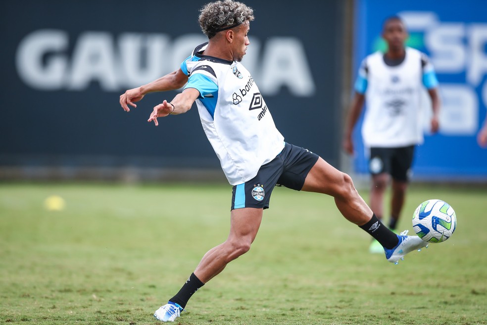 Bitello em treino do Grêmio — Foto: Lucas Uebel/Grêmio