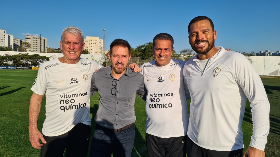 Comissão técnica do Corinthians recepciona Ramon Menezes, comandante da seleção brasileira sub-20 e olímpica  — Foto: Olavo Guerra/ Ag. Corinthians 