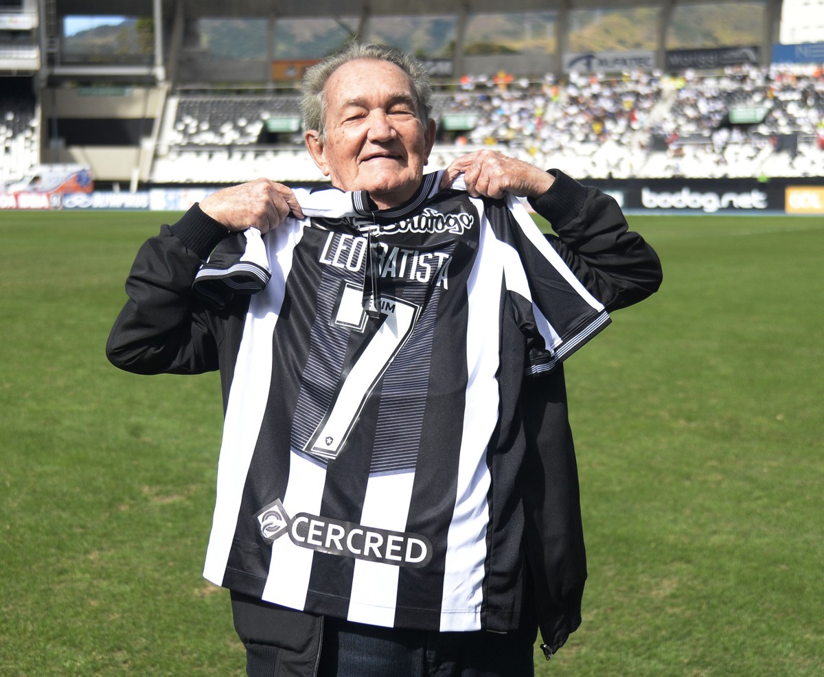 Léo Batista é homenageado pelo Botafogo e vira nome de cabine no Nilton