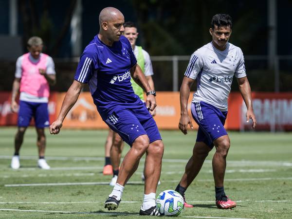 Pepa garçom? Técnico do Cruzeiro dá assistências em treino de finalização na Toca; assista