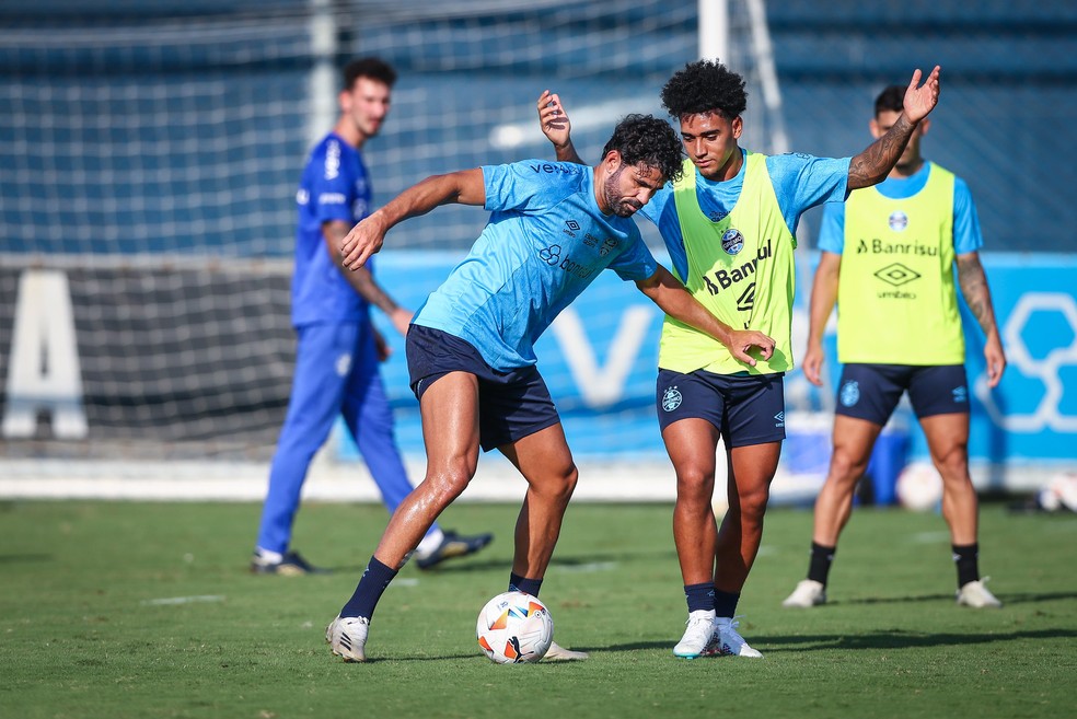 Diego Costa e Du Queiroz em treino do Grêmio — Foto: Lucas Uebel/Grêmio
