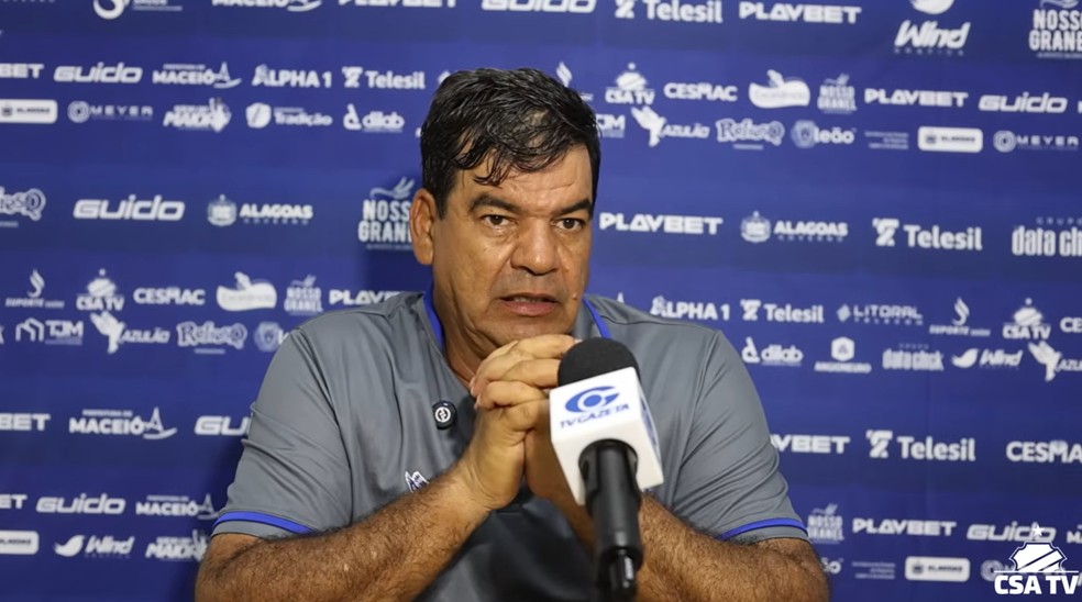 Moacir Júnior, técnico do CSA, está mexendo no elenco — Foto: Reprodução/CSA TV