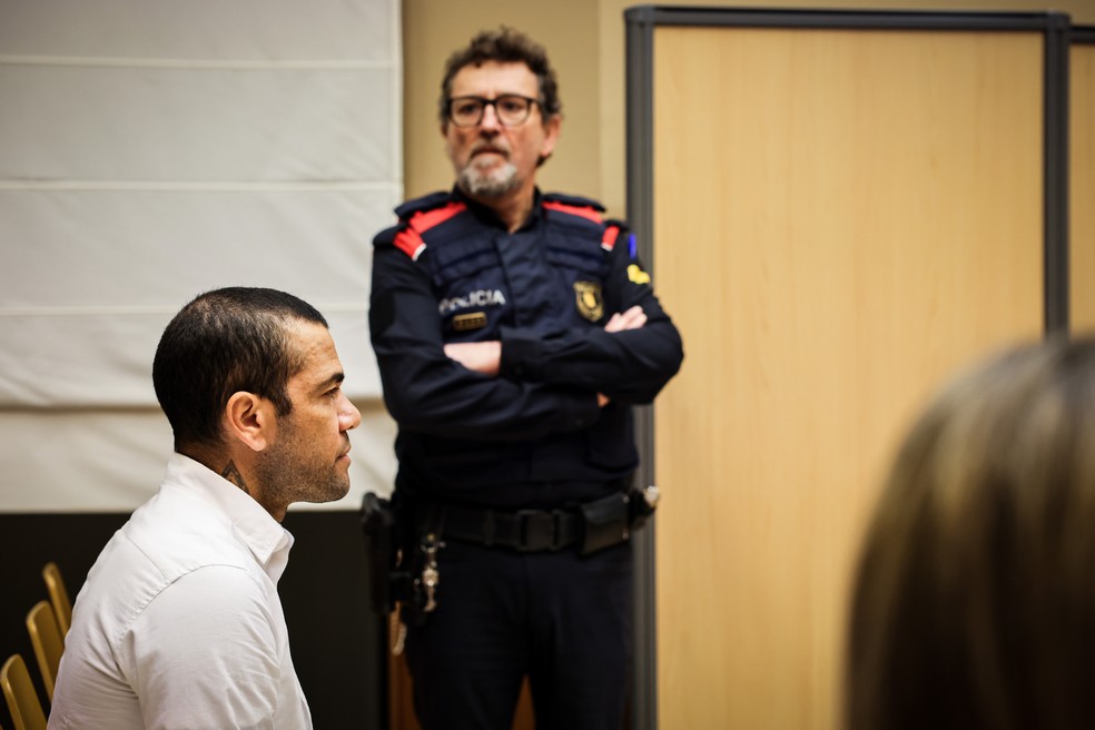 Daniel Alves no primeiro dia de julgamento por caso em que é acusado de estupro em Barcelona — Foto: Jordi Borràs / ACN