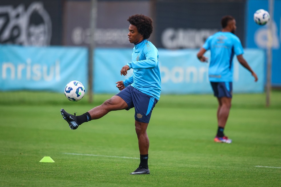 Willian em treinamento no CT Luiz Carvalho nesta segunda-feira — Foto: Lucas Uebel / Grêmio Divulgação