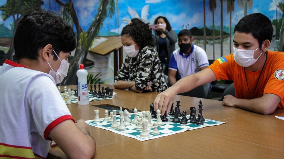 Atleta busca apoio para competição mundial de xadrez