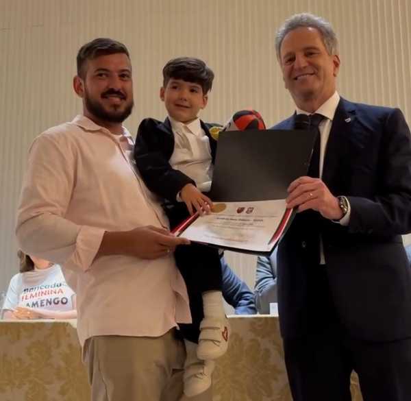 Flamengo homenageia filho caçula de Everton Ribeiro com título de sócio honorário