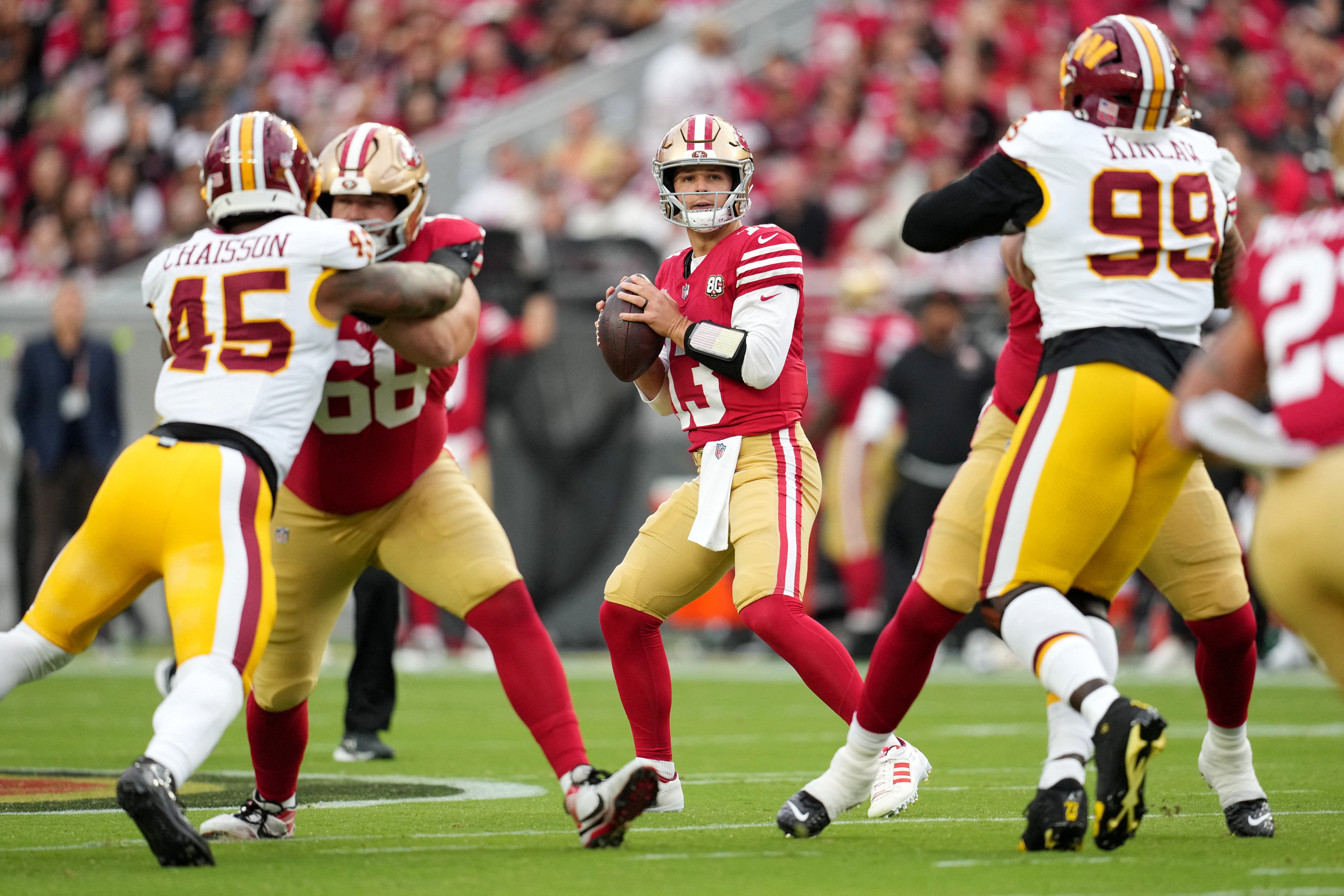NFL: Quarterback quebra recorde, 49ers vencem Commanders com susto e mantêm invencibilidade