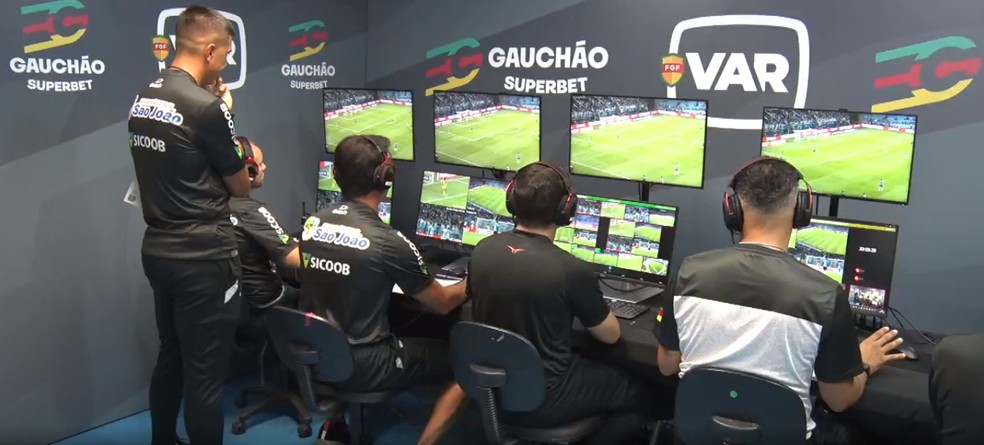 Sala do VAR em Grêmio x Juventude — Foto: Reprodução / FGF