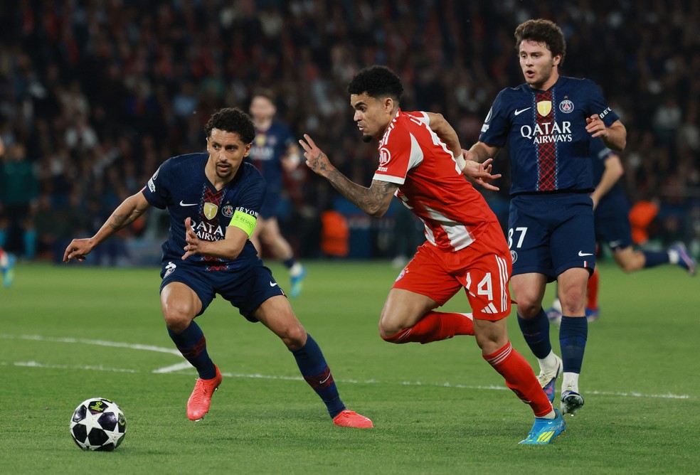 Marquinhos duela com Luis Díaz em PSG x Bayern de Munique — Foto: REUTERS/Stephanie Lecocq